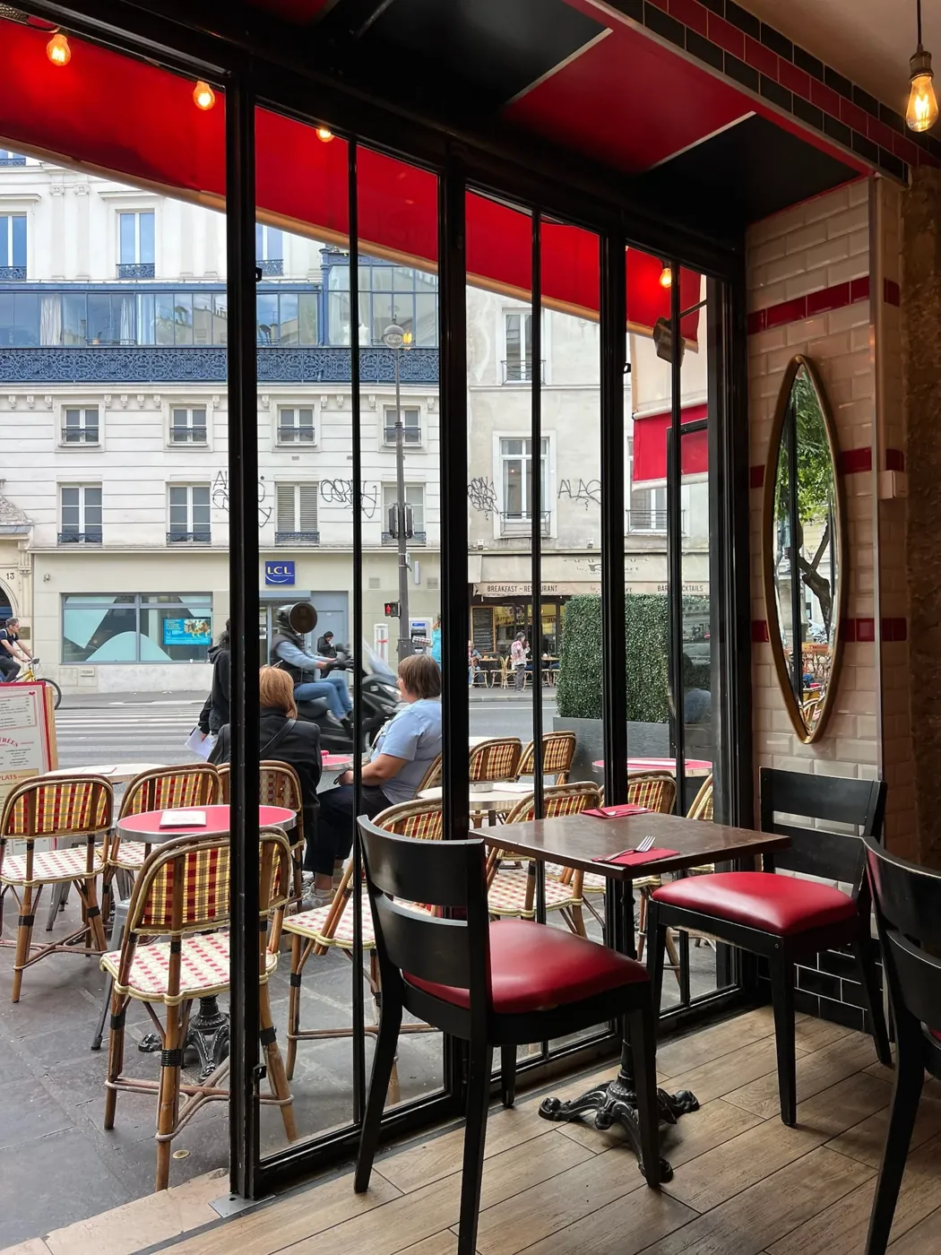 La terrasse sur la rue Saint-Antoine