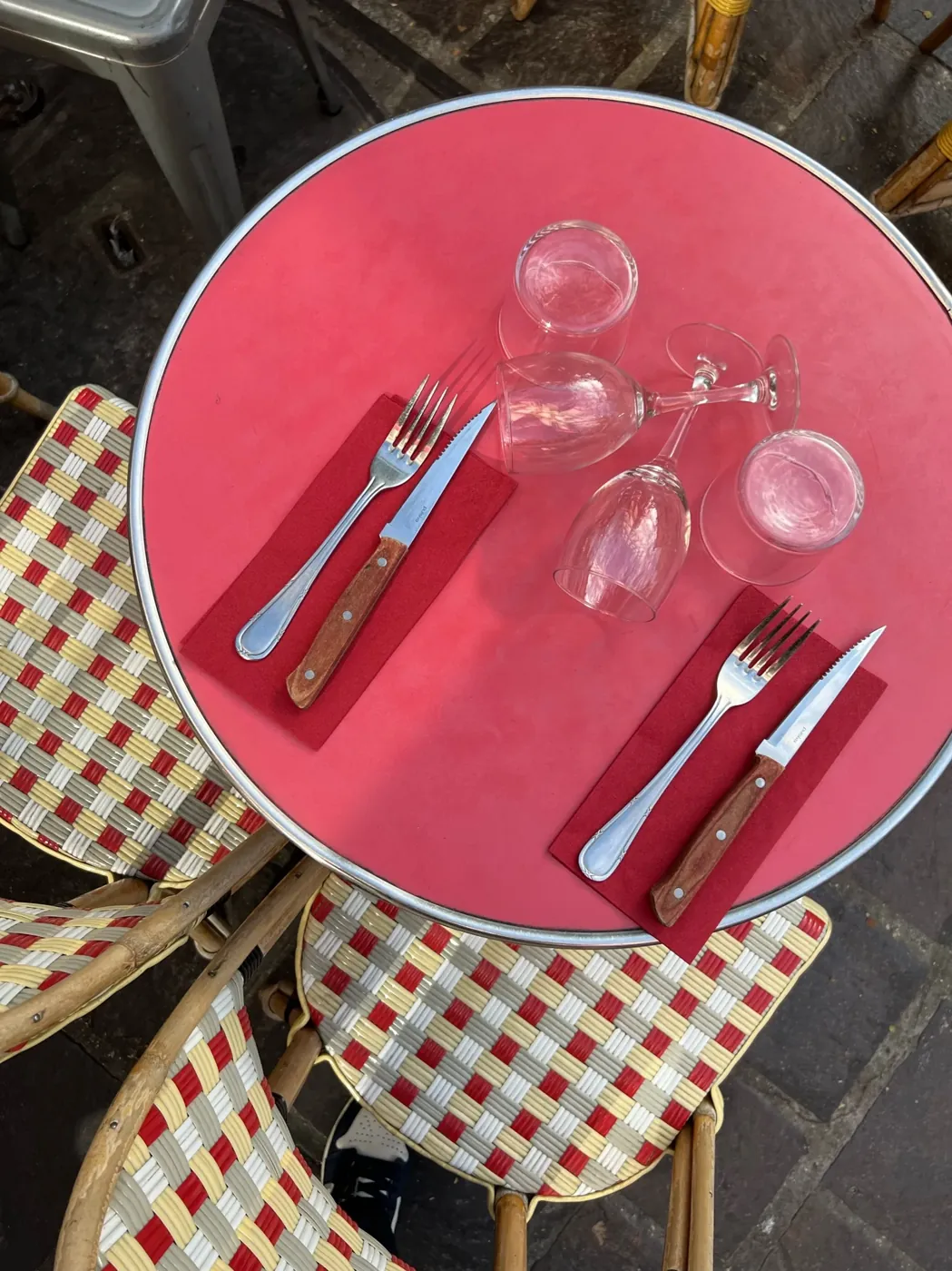 Table dressée sur la nappe vichy