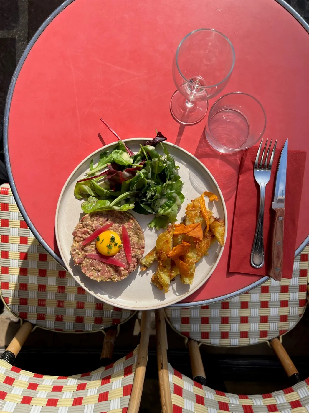 Tartare de bœuf au couteau servi en terrasse